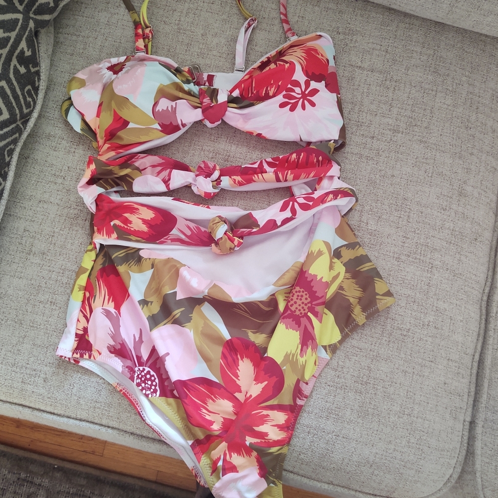 New size M (didn't come with tags)  Swimsuit